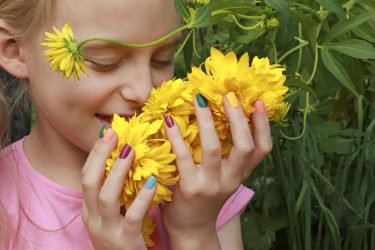 children-is-multicolored-manicure-child-with-flowers (1)